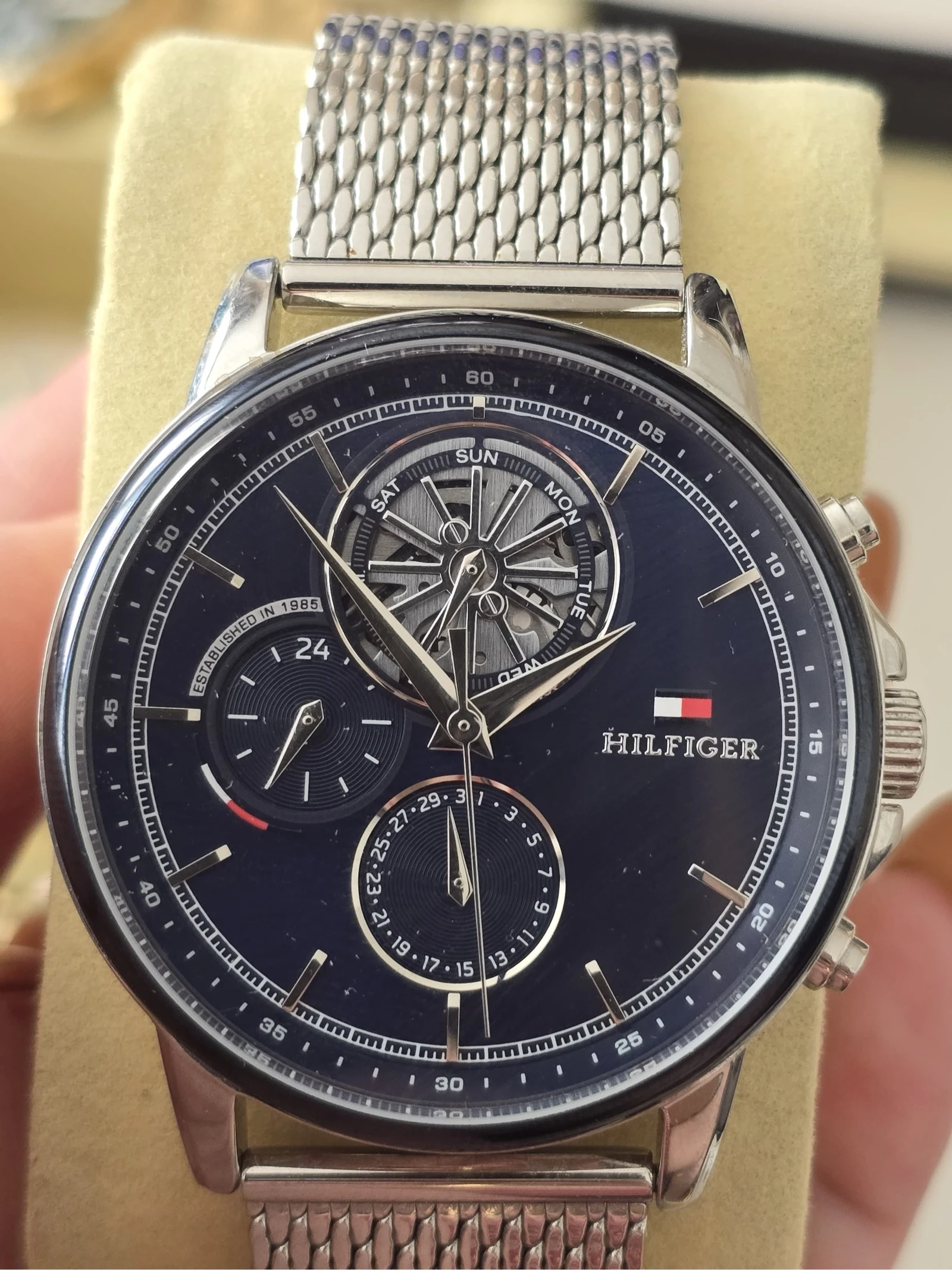 Relógio TOMMY HILFIGER Masculino - Mostrador Azul e Pulseira de Malha Prata – photo 2